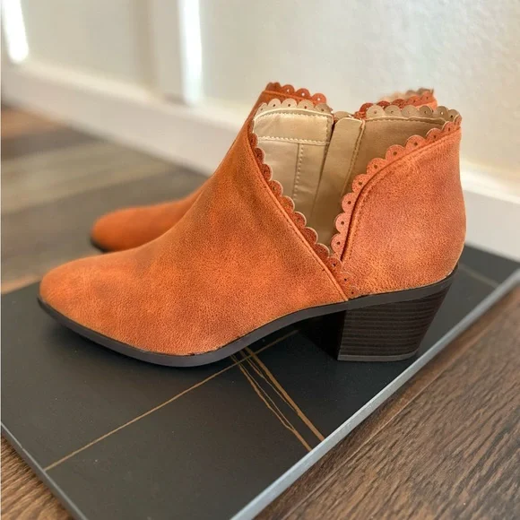 Crown Vintage Rust Scallop Trim Ankle Booties – Size 8.5 New - Picture 5 of 11